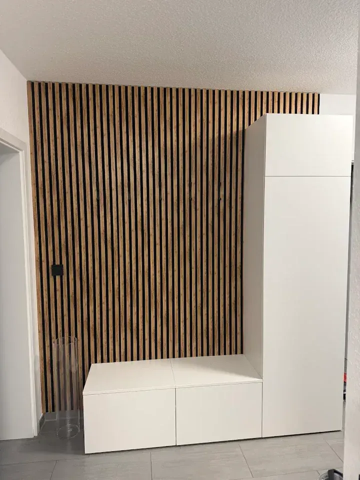Wandverkleidung aus Holzpaneelen in einem Altbau in Osnabrück