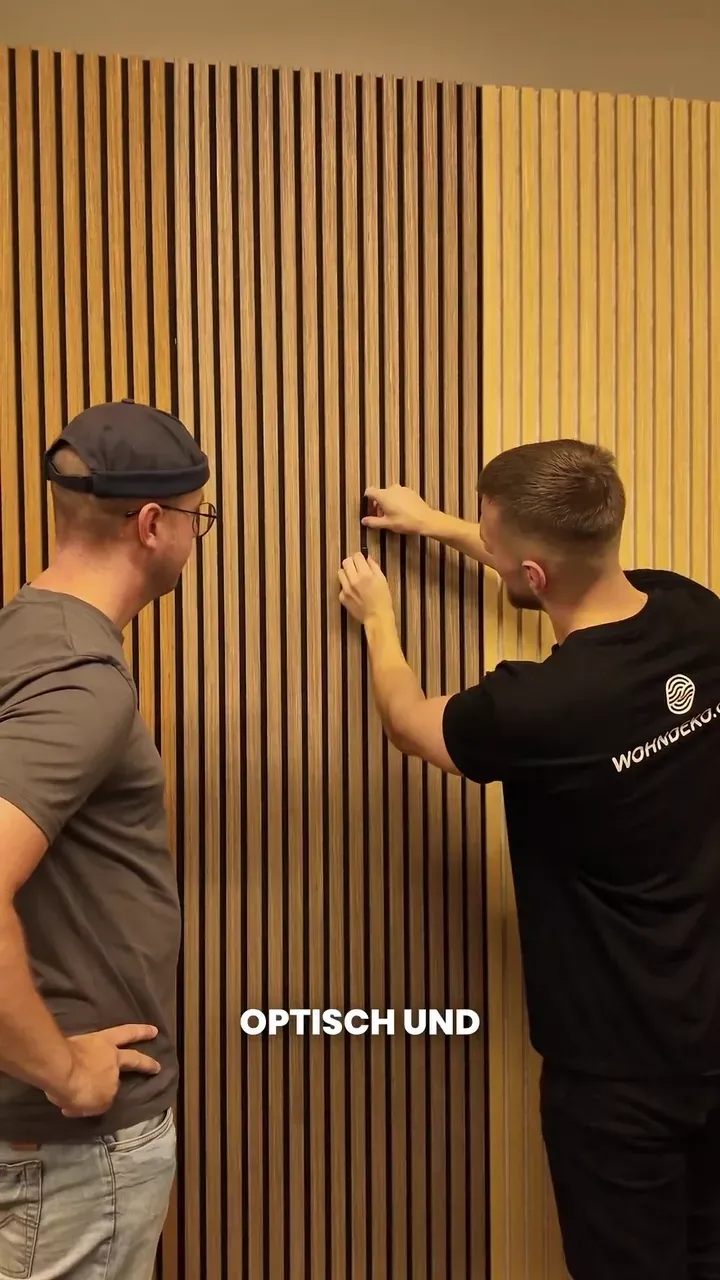 Zwei Personen vor einer Wand mit Akustikpaneelen im Lager Gütersloh, persönliche Beratung